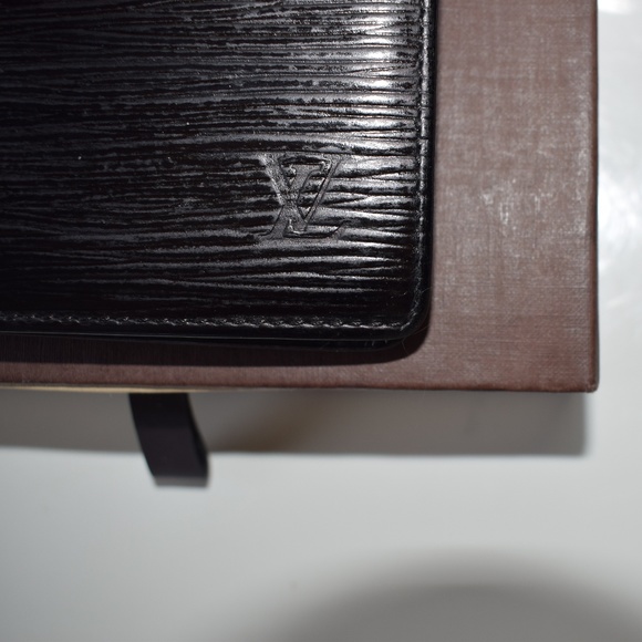 Louis Vuitton Men's Epi Wallet - Picture 3 of 8